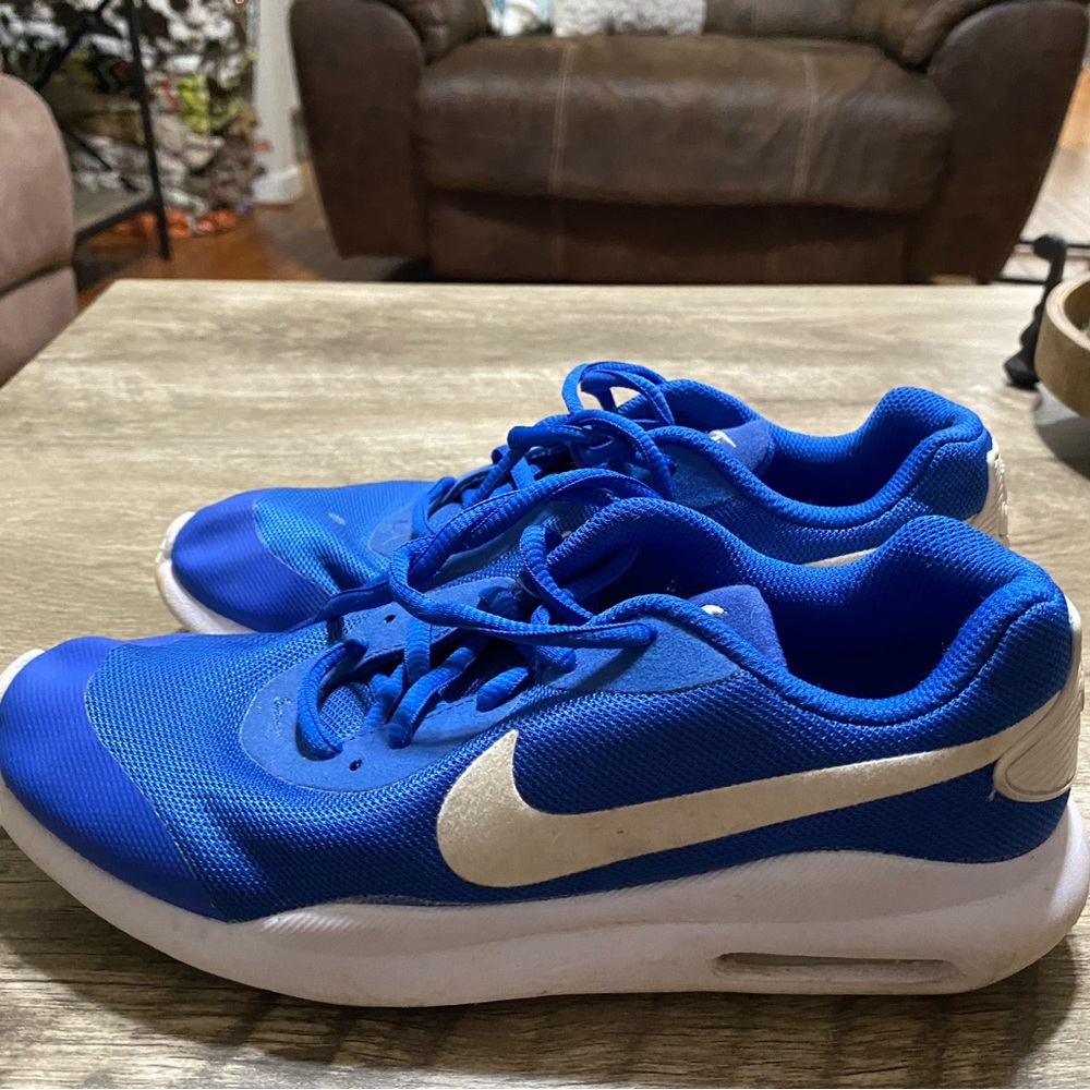 Nike Youth size 5 blue Nike air